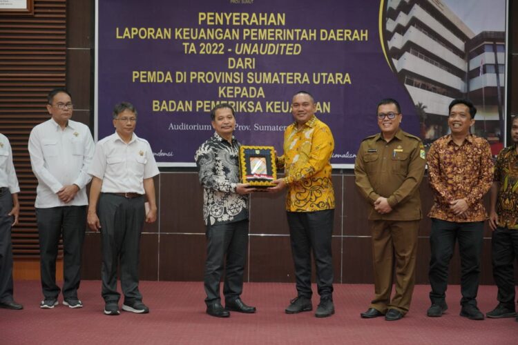 Bupati Pakpak Bharat, Franc Bernhard Tumanggor menyerahkan Laporan Keuangan Pemerintah Daerah (LKPD) Kabupaten Pakpak Bharat kepada Badan Pemeriksa Keuangan dan Pembangunan(BPKP) Perwakilan Sumatera Utara di Medan (13/03/2023), lalu.