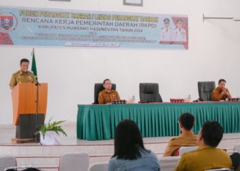Wakil Bupati Humbahas, Oloan Paniaran Nababan, SH, MH, saat membuka Forum Perangkat Daerah/Lintas Perangkat Daerah Kabupaten Humbahas, di Pendopo Kantor Bupati, Kompleks Perkantoran Bukit Inspirasi, Selasa (7/3/2023).