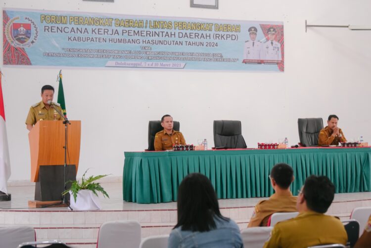 Wakil Bupati Humbahas, Oloan Paniaran Nababan, SH, MH, saat membuka Forum Perangkat Daerah/Lintas Perangkat Daerah Kabupaten Humbahas, di Pendopo Kantor Bupati, Kompleks Perkantoran Bukit Inspirasi, Selasa (7/3/2023).