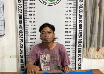 Foto tersangka dan barang bukti saat diamankan di Kantor Polisi.