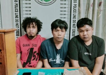 Foto ketiga tersangka dan barang bukti ganja yang diamankan Polisi.