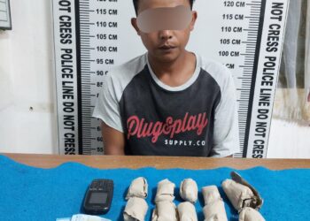 Foto tersangka dan barang bukti saat diamankan di kantor Polisi.