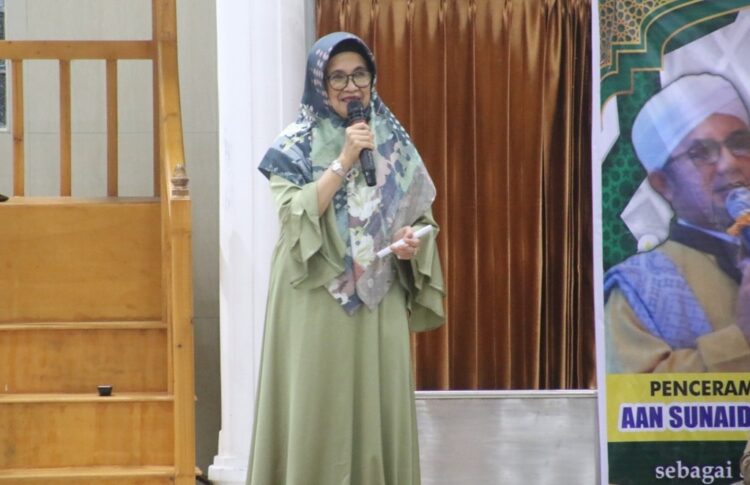 Wali Kota Pematang Siantar dr Susanti Dewayani SpA, saat menghadiri acara Isra Mikraj Nabi Muhammad SAW 1444 H, di  Masjid Al-Mukminin, Kelurahan Tanjung Pinggir, Kecamatan Siantar Martoba, Minggu (12/03/2023) malam.