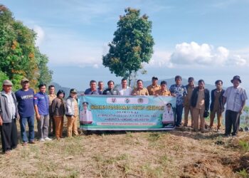 Foto bersama disela kegiatan.