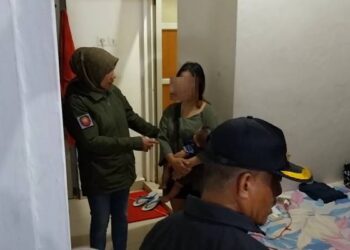 Satpol PP Kota Bukittinggi, Sumatera Barat, menangkap tiga wanita pekerja seks komersial (PSK), dua waria, serta satu pria hidung belang saat mesum di hotel menjelang sahur. Foto/iNews TV/Wahyu Sikumbang