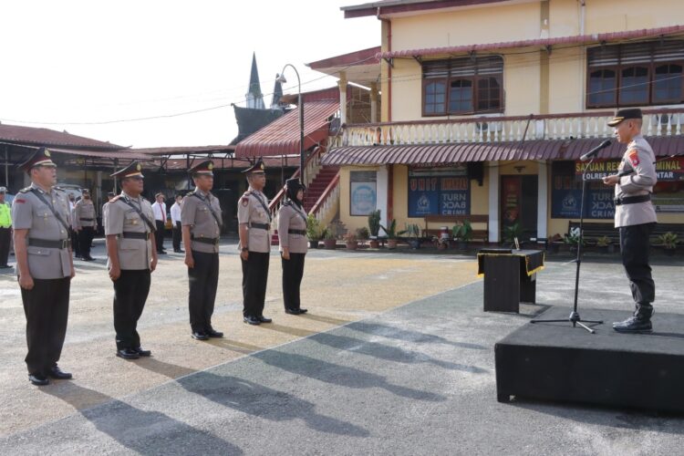 Kapolres Pematang Siantar, AKBP Fernando SH, S.I.K, pimpin upacara sertijab Wakapolres dan dua Kapolsek, di Lapangan Apel Mako Polres Pematang Siantar, Jumat (24/3/2022) pagi, pukul 08.00 WIB.