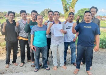 Para perwakilan eks karyawan PT. Bridgestone Sumatra Rubber Estate saat foto bersama kuasa hukum mereka Sahata Situmorang, usai memberikan keterangan kepada wartawan, Rabu (29/3/2023), lalu.