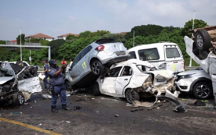 Polisi menyelidiki lokasi tabrakan beruntun di Jalan Raya M41 di Umhlanga, Durban, Afrika Selatan, 6 Maret 2023. (Foto: Reuters)