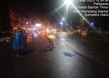 Petugas saat melakukan olah TKP.
