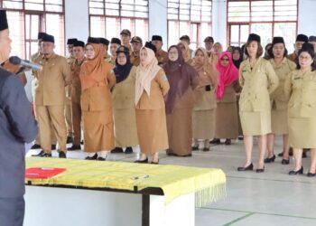Bupati Simalungun, Radiapoh Hasiholan Sinaga, melantik 129 pejabat Administrator dan Pengawas di lingkungan Pemkab Simalungun, di Aula Kantor Camat Sidamanik, Simalungun, Sumut, Rabu (1/3/2023).