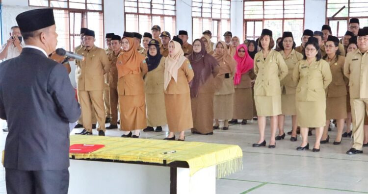 Bupati Simalungun, Radiapoh Hasiholan Sinaga, melantik 129 pejabat Administrator dan Pengawas di lingkungan Pemkab Simalungun, di Aula Kantor Camat Sidamanik, Simalungun, Sumut, Rabu (1/3/2023).