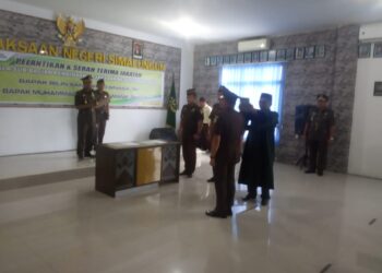 Kajari Kabupaten Simalungun, Irfan Hergianto, SH, MH, melantik Mhd. Hendra Damanik, SH, MH, sebagai Kasubag Pembinaan, menggantikan pejabat lama, Bilin Santoriko, SH, Kamis (2/3/2023), di Aula Kejari Simalungun.