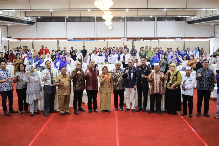 Foto bersama disela kegiatan.