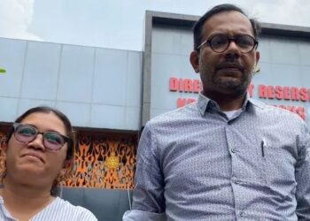 Aktivis HAM Haris Azhar (kanan) dan Koordinator KontraS Fatia Maulidiyanti (kiri) berharap segera dipenjarakan di kasus pencemaran nama baik Luhut. (Suara.com/Sandi Mulyadi)