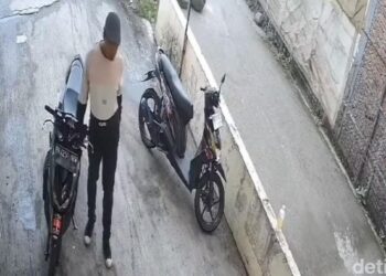 Tangkapan layar video CCTV aksi pencurian sepeda motor dari apotek di Medan. (Foto: Istimewa)