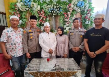 Jufri menikahi kekasihnya Fitri Hasibuan di Polsek Belawan. (Foto: Dok. Polsek Belawan)
