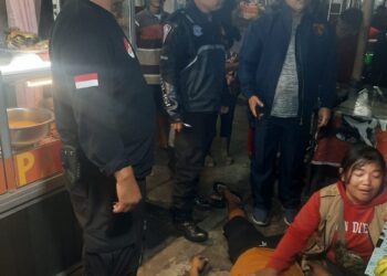 Korban Tomas Hutabarat saat di lokasi kejadian ditangisi istrinya.