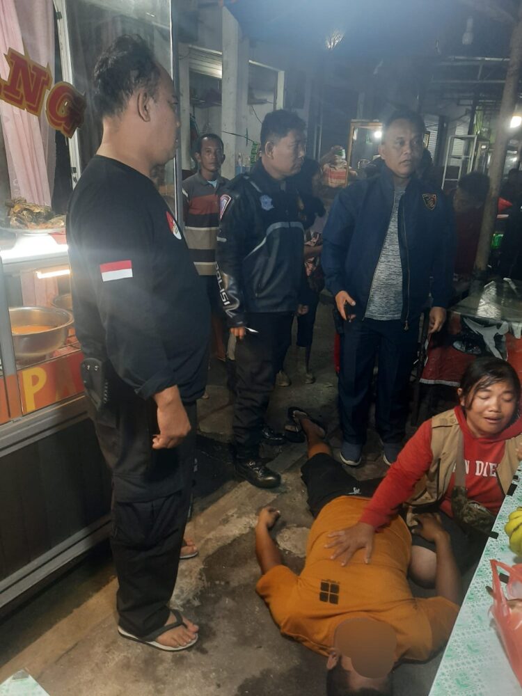 Korban Tomas Hutabarat saat di lokasi kejadian ditangisi istrinya.