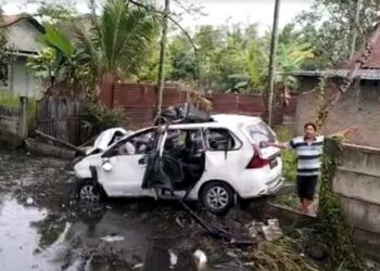 Mobil Camat Sunggal, Danang Purnama Yuda kecelakaan di jalur tol menuju Kecamatan Percut Seituan Kabupaten Deliserdang, Sumatera Utara (Sumut), Selasa (14/3/2023). (Foto: Andi Yusri).