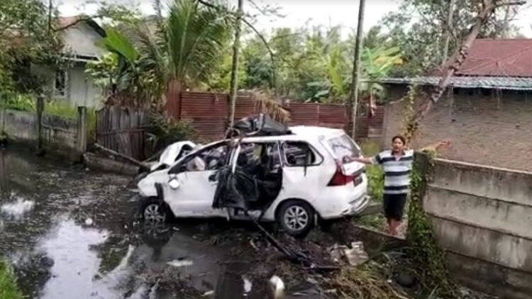 Mobil Camat Sunggal, Danang Purnama Yuda kecelakaan di jalur tol menuju Kecamatan Percut Seituan Kabupaten Deliserdang, Sumatera Utara (Sumut), Selasa (14/3/2023). (Foto: Andi Yusri).