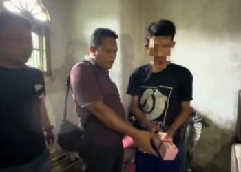 Remaja yang diamankan karena hendak membeli motor dengan uang mainan saat menunjukkan barang bukti. (Istimewa)