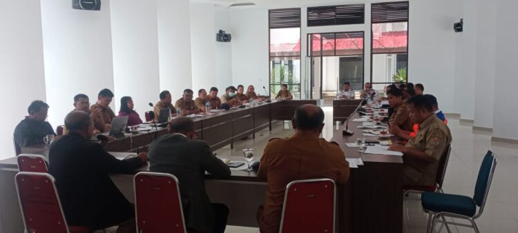 Pemkab Humbahas membahas penyusunan Ranperda tentang pajak dan retribusi daerah, sekaligus mengevaluasi pemungutan retribusi daerah, Selasa (28/2/2023) lalu, di Kantor Bupati Humbahas.