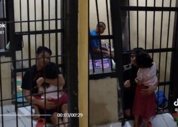 Tangkapan layar unggahan video bernarasi anggota polisi membukakan pintu penjara karena melihat keinginan seorang ayah memeluk putrinya.(INSTAGRAM.com/@undercover.id)