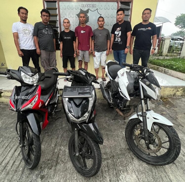 Foto ketiga pelaku dan barang bukti sepeda motor yang diamankan Polisi.