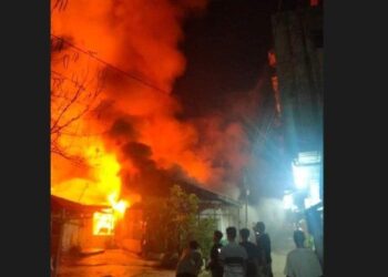 18 unit rumah di Jalan Pertahanan, Lorong 7, Lingkungan VI, Kelurahan Pulo Brayan, Kecamatan Medan Barat, Kota Medan hangus terbakar, Sabtu (22/4/2023). TRIBUN MEDAN/HO