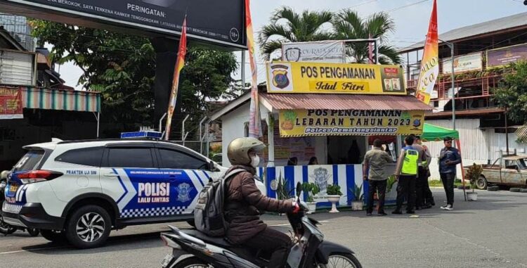 Foto suasana Pospam Idul Fitri 2023 di Simpang Empat Siantar yang didirikan PT. STTC.