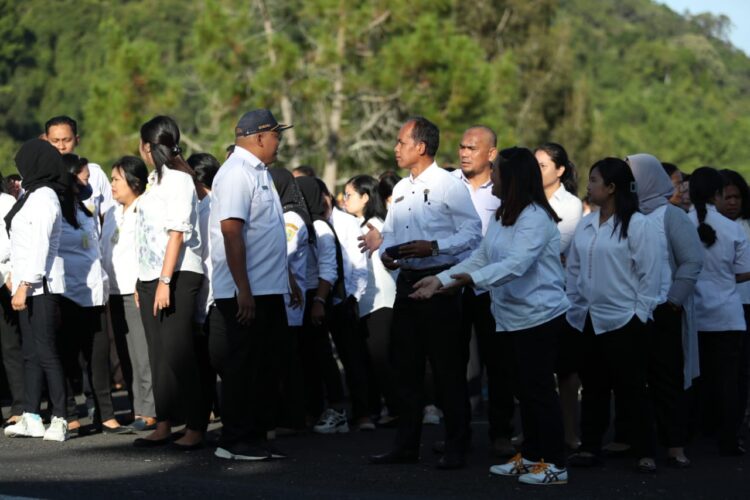 Foto suasana apel gabungan Aparatur Sipil Negara (ASN) di lingkungan Pemerintah Kabupaten Pakpak Bharat, usai libur Idul Fitri, Rabu (26/04/2023) pagi tadi.