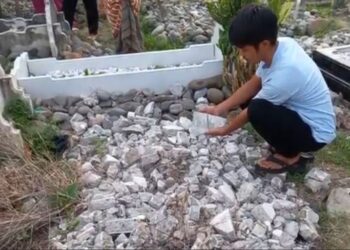 Puluhan makam di tempat pemakaman umum (TPU) Banjar Kobun, Panyabungan, Kabupaten Mandailing Natal (Madina), Sumatra Utara, dirusak oleh orang tak dikenal (OTK). Foto/iNews TV/Ahmad Husein Lubis
