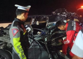 Kondisi mobil usai kecelakaan menabrak truk tronton di tol Pekanbaru-Dumai. (Istimewa)