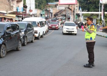 Kapolres Simalungun, AKBP Ronald F.C Sipayung, S.H., S.I.K, M.H, ikut turun tangan mengatur arus lalu lintas di kawasan Parapat.