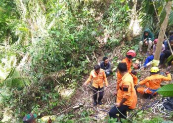 Personel Pos SAR Danau Toba saat mengevakuasi jasad korban. (Dok. Basarnas Medan)