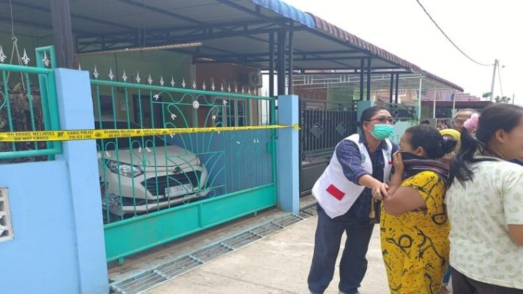 Warga mendatangi rumah ditemukannya PNS Dinas Kesehatan Pemkab Simalungun dan anaknya tewas diduga korban pembunuhan.(Foto: Ist)