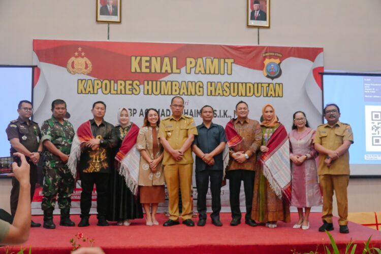 Bupati Humbahas, Dosmar Banjarnahor, SE saat mengikuti acara  pisah sambut Kapolres Humbahas lama, AKBP Achmad Muhaimin, S.I.K, M.H, dan  Kapolres Humbahas baru, AKBP Hary Ardianto, S.H., S.I.K., M.H, Senin (17/4/2023), di Hotel Ayola Doloksanggul.