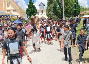 Suasana Prosesi Jalan Salib di Humbahas.