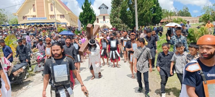 Suasana Prosesi Jalan Salib di Humbahas.