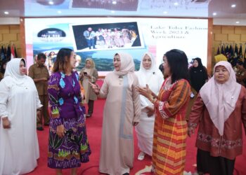 Ketua Dekranasda Humbahas, Ny Lidia Kristina Dosmar Banjarnahor, saat menghadiri Rapat Koordinasi LTFW 2023 yang dipimpin Ketua Dewan Kerajinan Nasional Daerah (Dekranasda) Sumut, Nawal Lubis, di Aula Tengku Rizal Nurdin, Jalan Jenderal Sudirman Nomor 41 Medan, Selasa (4/4/2023).