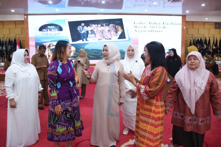 Ketua Dekranasda Humbahas, Ny Lidia Kristina Dosmar Banjarnahor, saat menghadiri Rapat Koordinasi LTFW 2023 yang dipimpin Ketua Dewan Kerajinan Nasional Daerah (Dekranasda) Sumut, Nawal Lubis, di Aula Tengku Rizal Nurdin, Jalan Jenderal Sudirman Nomor 41 Medan, Selasa (4/4/2023).