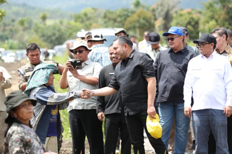 Bupati Pakpak Bharat, Franc Bernhard Tumanggor bersama beberapa Tim Lintas Kementerian saat mengunjungi kawasan pembangunan Food Estate, di Desa Ulumerah,  Kecamatan Sitelu Tali Urang Julu, Kabupaten Pakpak Bharat, Kamis (13/04/2023), lalu.