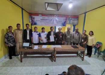 Foto bersama disela kegiatan.