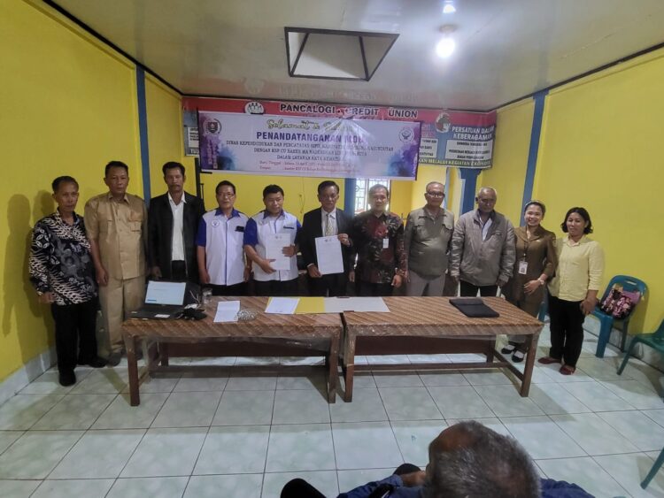 Foto bersama disela kegiatan.