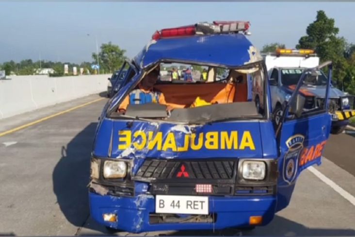 Jenazah Terpental Di Jalan Tol Saat Ambulans Bertabrakan Dengan Mobil SUV