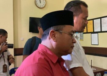 Mukmin Mulyadi, anggota DPRD Tanjungbalai, sekaligus DPO 2.000 pil ekstasi saat dipaparkan di Direktorat Reserse Narkoba Polda Sumut, Selasa (18/4/2023). Mukmin resmi ditahan dan mengenakan baju tahanan berwarna merah. TRIBUN MEDAN/FREDY SANTOSO