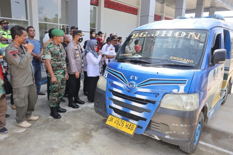dr Susanti saat meresmikan pengoperasian penempatan Angkutan Desa (Angdes) dan Angkutan Perkotaan (Angkot) secara aktif, di Terminal Tipe A Tanjung Pinggir, Jumat (21/04/2023), lalu.