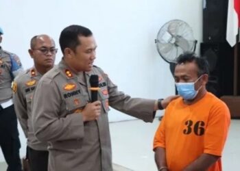 Kapolres Tanah Karo AKBP Ronny Nicolas Sidabutar (kiri) tengah dialog dengan MP (51) pelaku penganiayaan. [Dok.Antara]