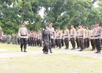 Kapolres Pematang Siantar, AKBP Fernando, SH,SIK bersama dengan Wali Kota, dr. Susanti Dewayani, Sp.A, saat memeriksa kesiapan barisan pasukan.