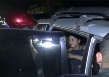 Petugas Unit Reskrim Polsek Perbaungan, Polres Serdang Bedagai, menangkap pasangan mesum yang tengah asyik bersetubuh di dalam mobil yang terparkir di tepi Jalan Lintas Sumatera. Foto/iNews TV/Wahyu Rustandi